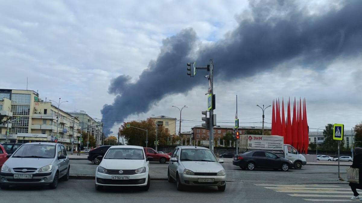 Огромный пожар на Уралмаше захватил тысячу квадратных метров: видео