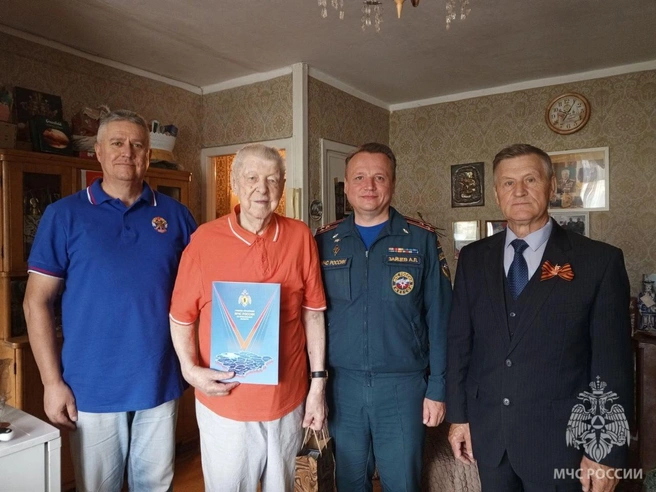Так спасатели поздравляли ветерана в 2022 году | Источник: МЧС России по Ярославской области