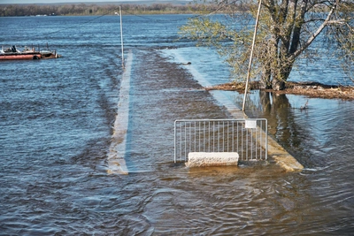 В Фатьяновке и Троице закрыли пешеходные мосты