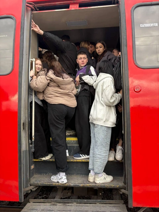 Количество вагонов в поезде решили увеличить до трех | Источник: читатели V1.RU