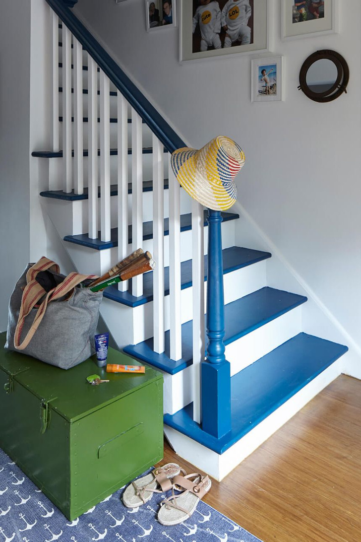Как обновить лестницу в загородном доме (фото 13)