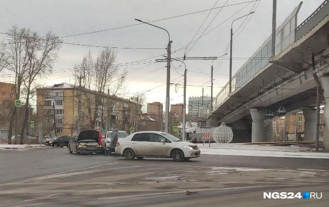 А это на кольце Калинина и Маерчака | Источник: Читатель NGS24.RU