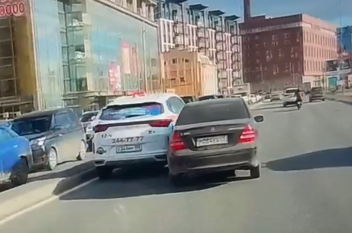 Таксист решил врезаться в черный Мерседес почему он не захотел пропустить немца