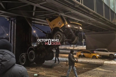 Самосвал застрял под мостом и встал на дыбы в Москве
