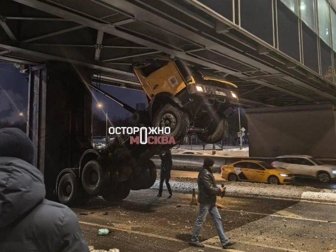 Самосвал застрял под мостом | Источник: Осторожно, Москва / T.me