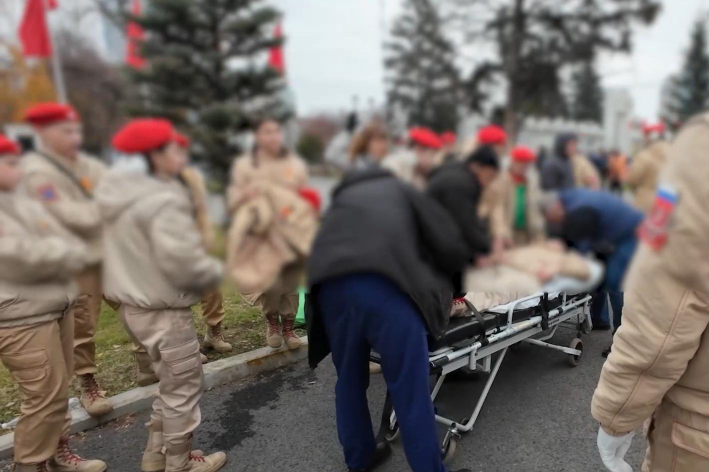 Участница Парада Памяти потеряла сознание на площади Куйбышева в Самаре - 7  ноября 2023 - 63.ру