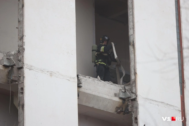 По словам рабочих, сильных повреждений нет | Источник: Алексей Волхонский / V1.RU