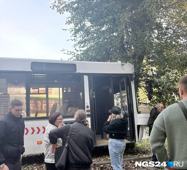 В салоне были люди | Источник: Вячеслав, читатель NGS24.RU