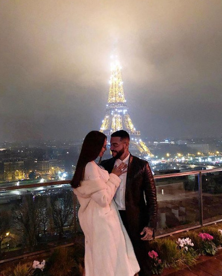 Пара встретила Новый год в Париже