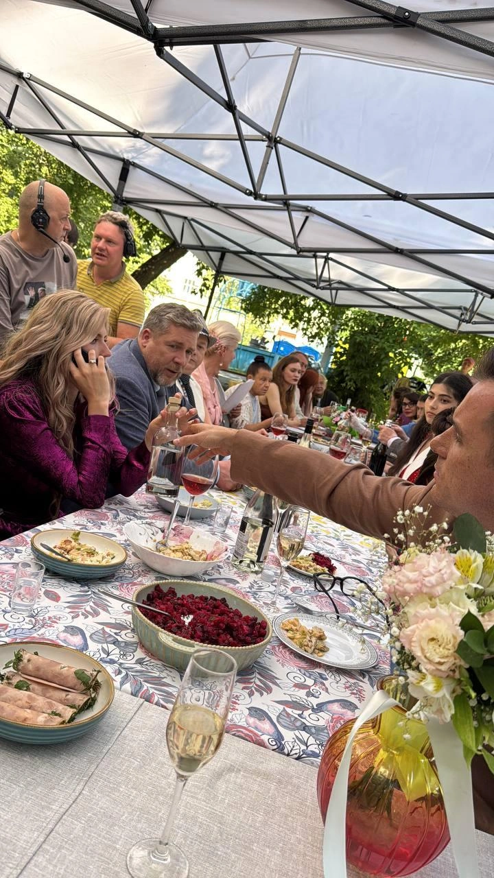 Торжество закатили прямо в одном из дворов Екатеринбурга | Источник: Ксения Корнева / T.me