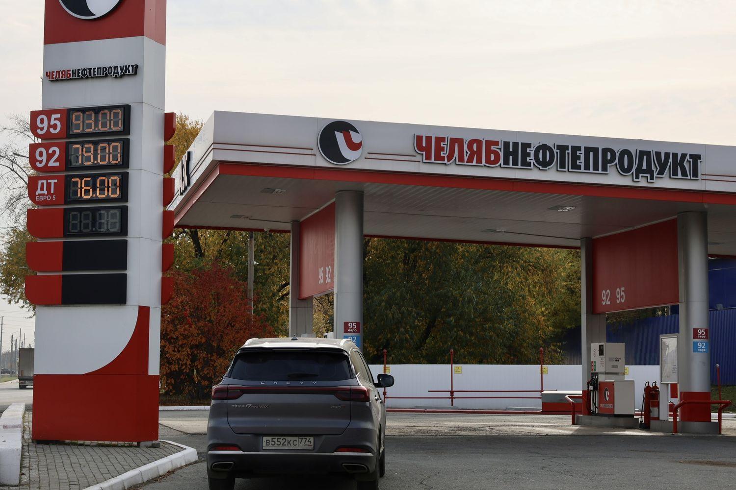 «За неделю бензин на рубль подорожал!». Автомобилистов встревожило изменение прайсов на АЗС