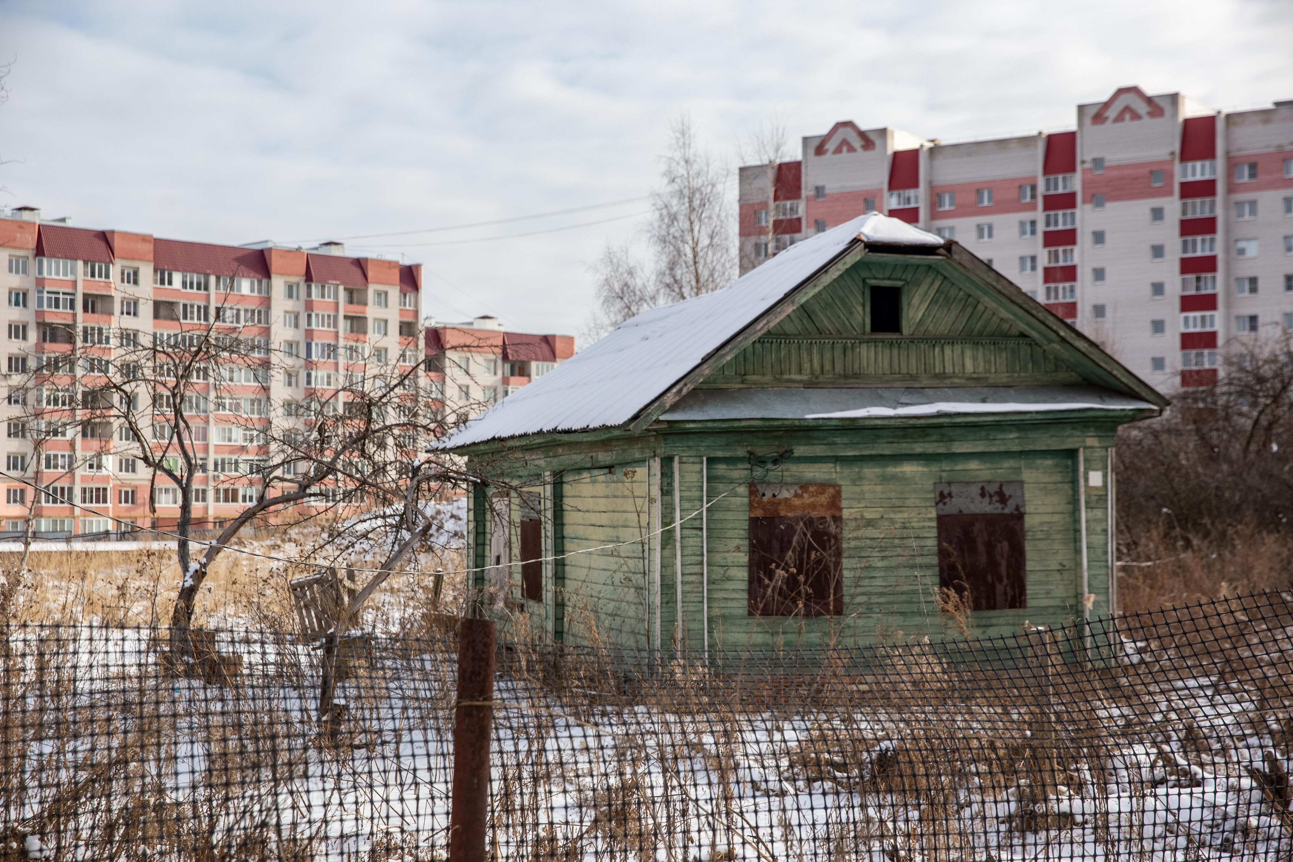 «Раньше пустырь был»: гуляем по крохотному ярославскому поселку, который обступили многоэтажки 