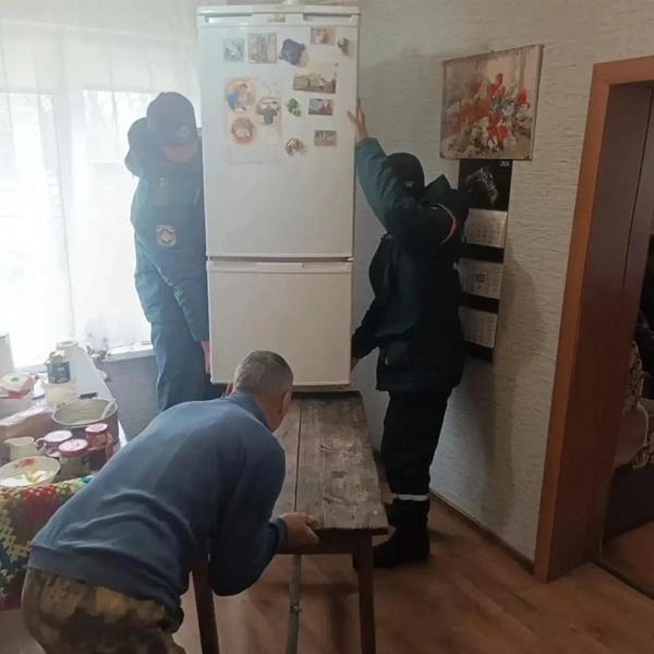 Специалисты помогают местным жителям. В частности, поднимают мебель и технику, чтобы спасти их от возможного затопления | Источник: ГУ МЧС России по Новосибирской области