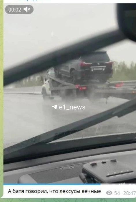 По словам знакомых, Lexus, на котором устроил ДТП Дмитрий, принадлежит отцу | Источник: читатель E1.RU