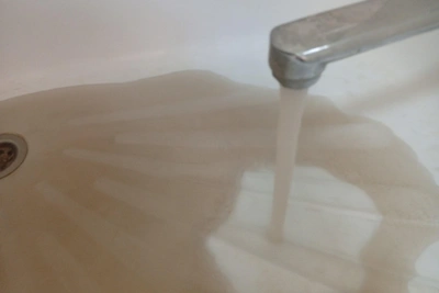 Омич возмутился ржавой водой из крана