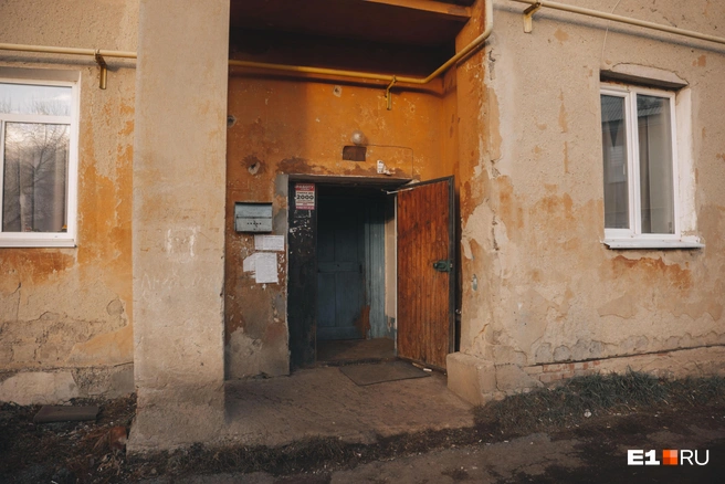 Так получилось, что в соседних домах успели провести капитальный ремонт, а от этого отказались | Источник: Кирилл Кушнов / E1.RU