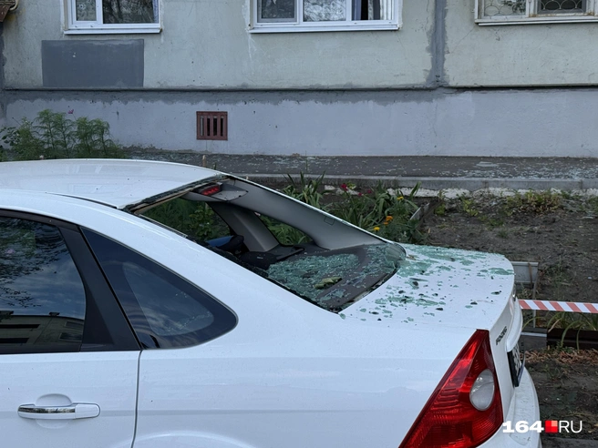 Автомобили во дворе повреждены | Источник: Сергей Петунин / 164.RU
