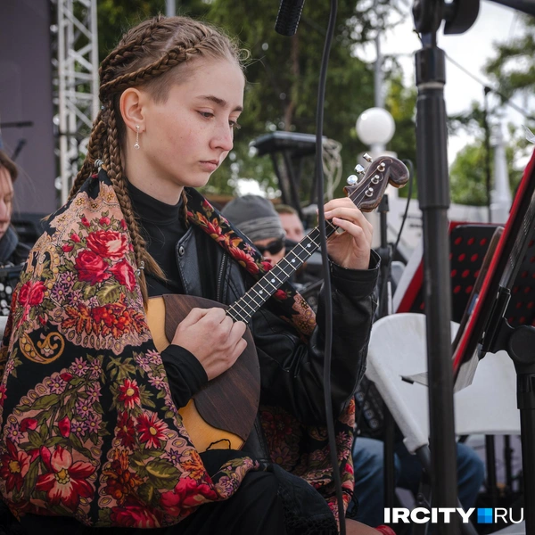 На главной сцене, которая расположилась возле драматического театра, выступали артисты Иркутского филармонического русского оркестра | Источник: Арсений Чекмарев / «ИрСити»