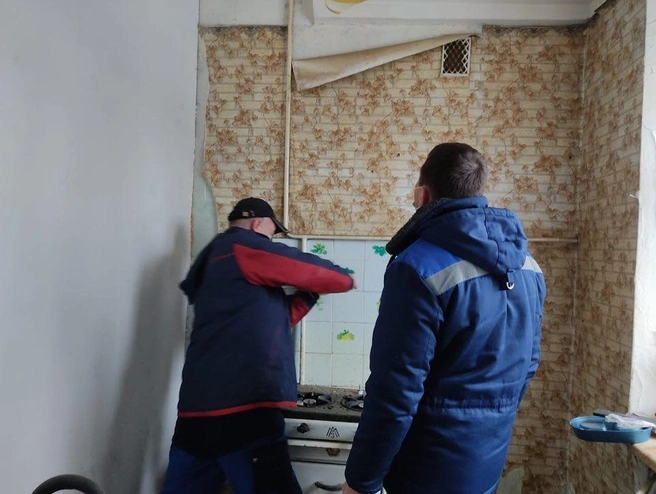 Чтобы починить оборудование, пришлось вскрыть дверь квартиры, откуда шел запах | Источник: Александр Трудоношин / Facebook.com