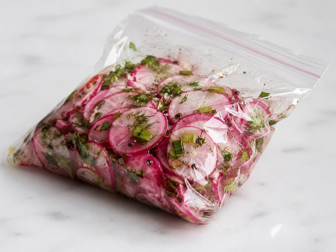 Соль смягчает резкость редиса и делает вкус более объемным | Источник: GPT