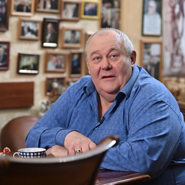 В 2025-ом актер выглядел так | Источник: Театр имени Андрея Миронова / mironov-theatre.ru
