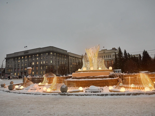 Новогоднюю фотозону на центральной аллее создадут к 15 декабря. | Источник: Александр Ощепков / NGS.RU
