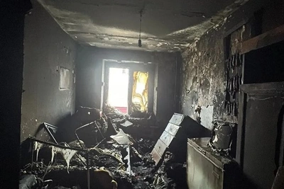 Появились кадры пожара в четырёхэтажном доме в Макарове