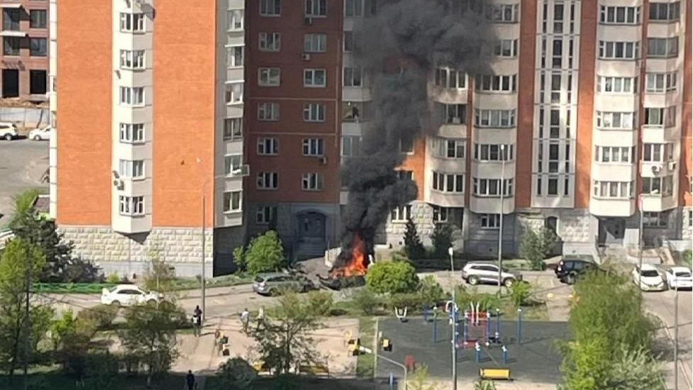 Во дворе дома в Подмосковье взорвалась машина: погиб начальник управления из Генштаба ВС РФ 