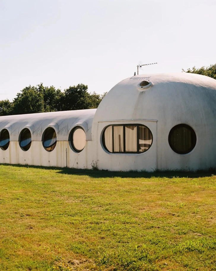 На окраине деревни находится здание, предназначенное для размещения персонала. | Источник: Марион Беррин