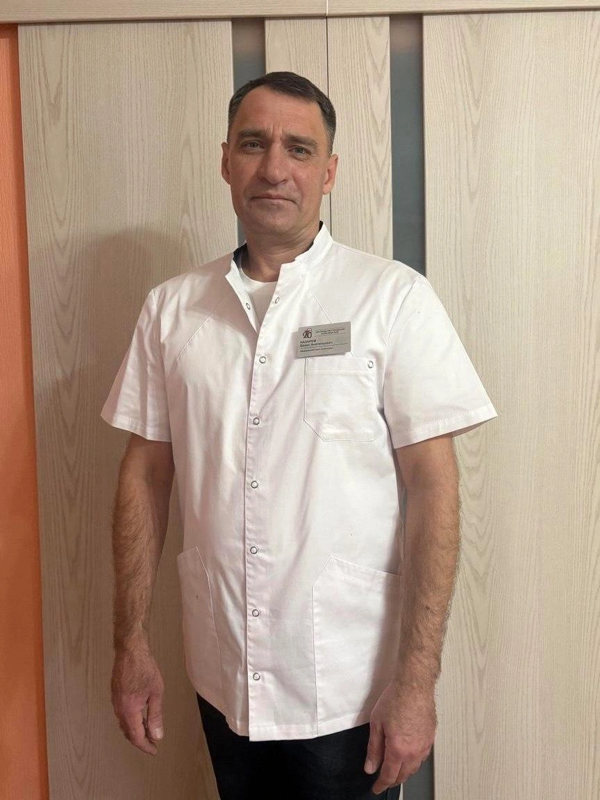 Медбрат-анестезист. Мечтал стать хирургом в 90-е, но тогда не сложилось, и он вернулся в медицину спустя годы | Источник: Денис Назаров
