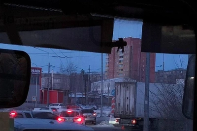 Collision Blocks Kashlakskoye Ring in Chita, Causing Traffic Jams