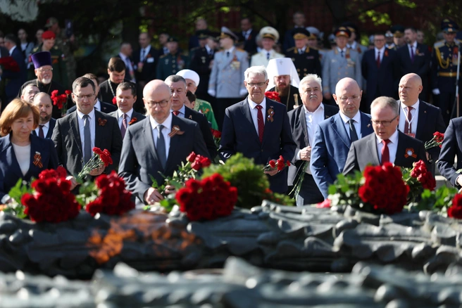 Текслер почтил память героев у Вечного огня в День Победы | Источник: gubernator74.ru