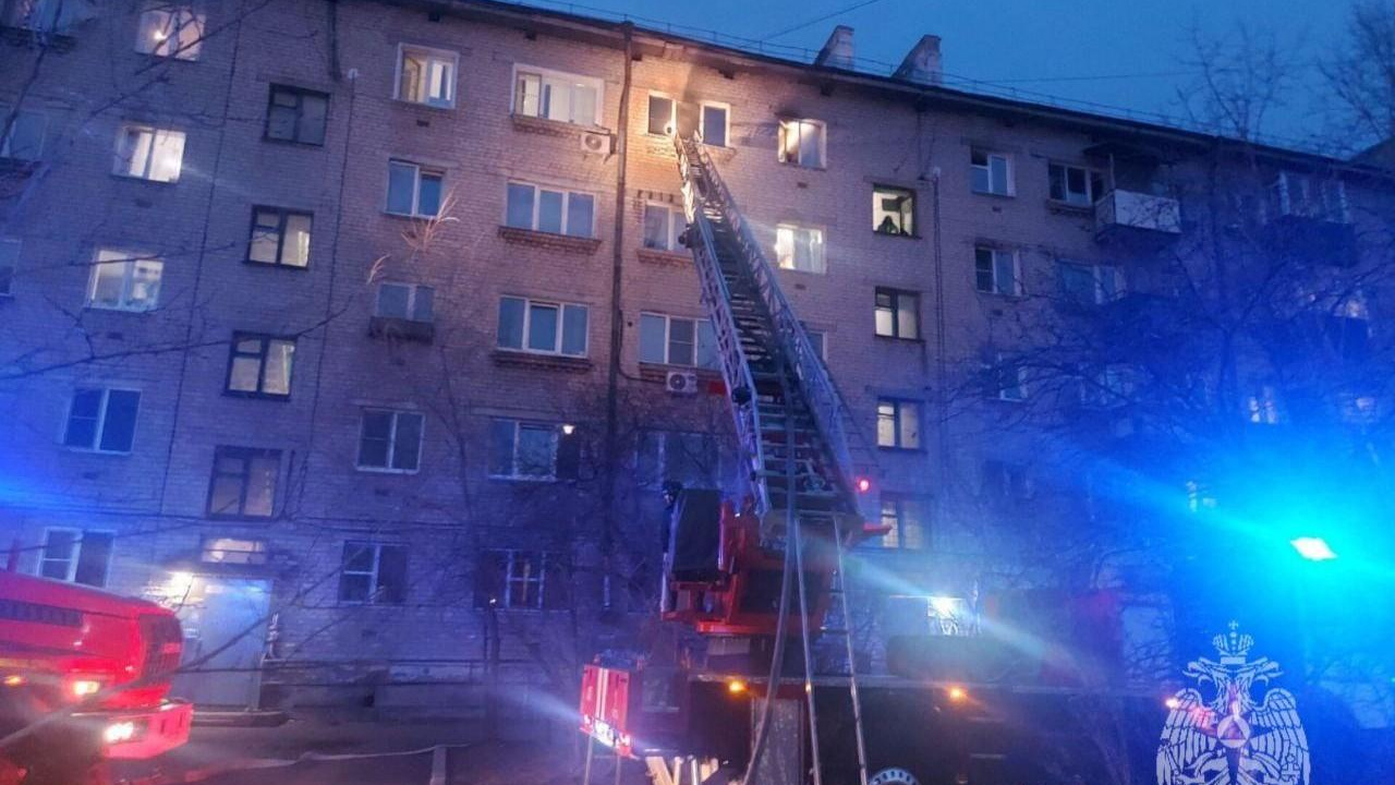 Лежала на кухне. Пожарные спасли читинку из горящей квартиры