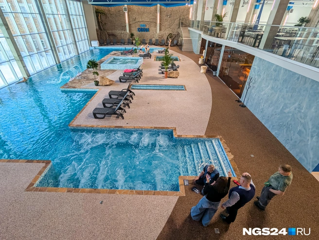 Персонал устанавливает информационные таблички  | Источник: Мария Ленц / NGS24.RU