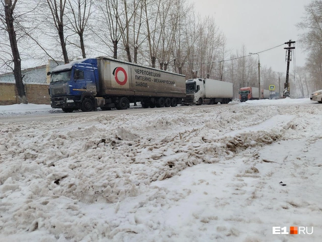 Снег усугубил и без того непростую дорожную обстановку | Источник: Роман Марьяненко / E1.RU