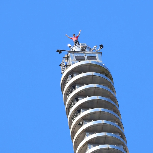 Американский альпинист Алекс Хоннольд покорил небоскреб «Тайбэй 101» без страховки