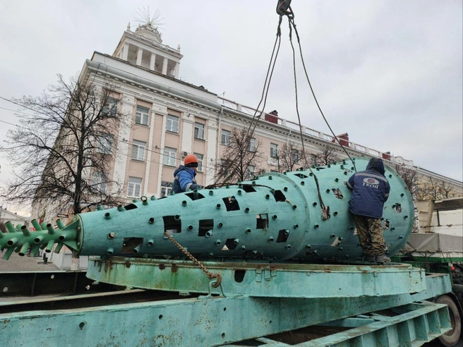 Ёлка пока прилегла, но скоро поднимется | Источник: пресс-служба администрации Кургана