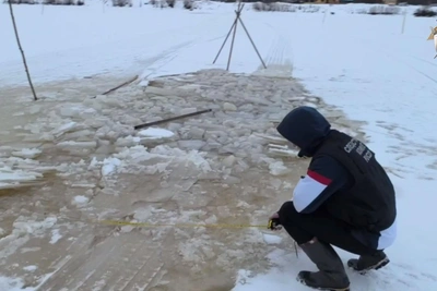 Трактор с рабочим провалился под лед в Архангельской области
