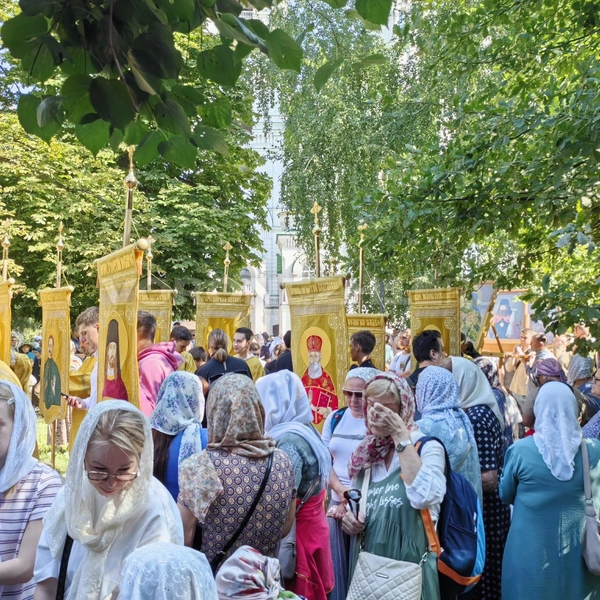 Ход возглавляли священнослужители с хоругвями | Источник: Андрей Пашинский / Voronezh1.ru