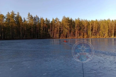 Рыбак погиб, провалившись под лед в Приозерском районе