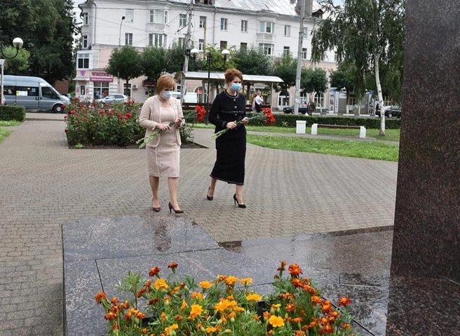Сорокина возложила цветы к памятнику Надежде Чумаковой | ya62.ru