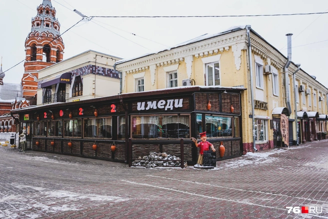 Внутри этой пристройки — грузинский ресторан | Источник: Алёна Косточкина