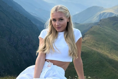 «Я не ела хлеб 21 год»: Асмус показала фигуру в купальнике после срыва на пироги