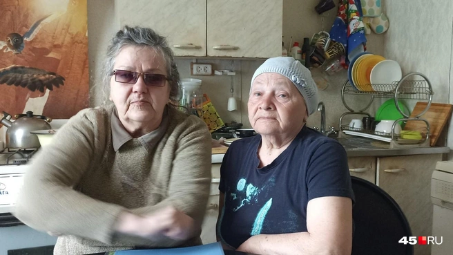 Татьяна Мошкалева и Алевтина Овсянникова, несмотря ни на что, любят свой старенький дом | Источник: Анна Сарапульцева /45.RU
