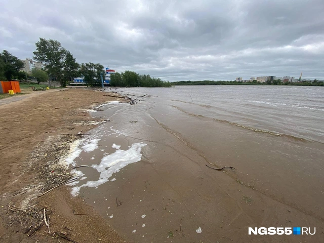 Вода почти дошла пешеходной дорожки | Источник: Евгений Софийчук / NGS55.RU