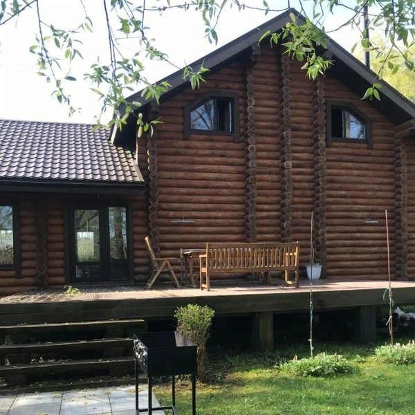 Во дворе стоит небольшой мангал | Источник: ЦИАН
