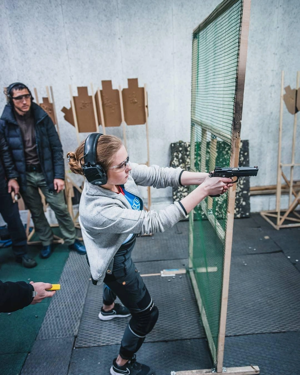 Софья стреляет по мишеням | Источник: izum_ipsc / Instagram (деятельность запрещена на территории РФ)
