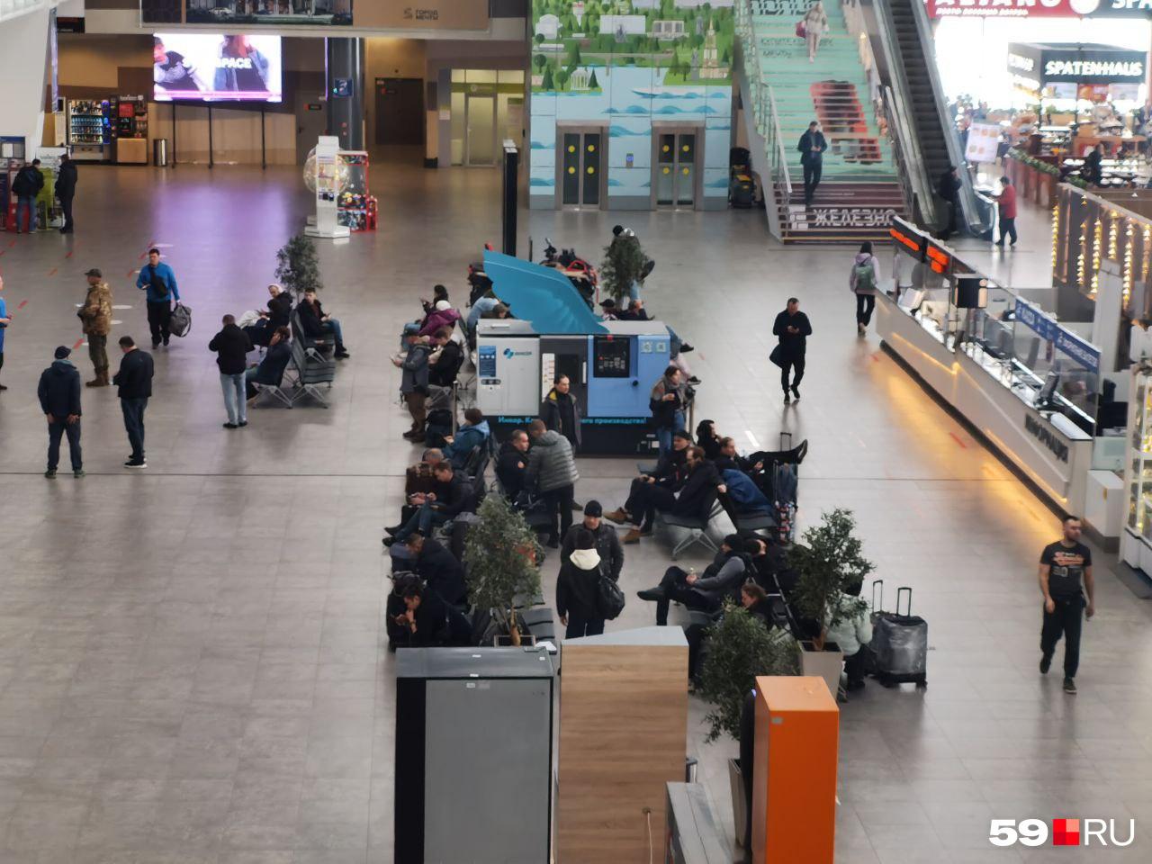 После массовой отмены рейсов в Москву в Перми задерживают вылет самолетов в другие города