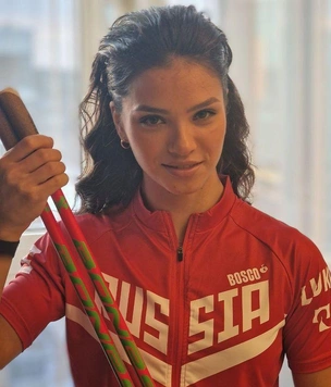 Вероника Степанова потеряла сознание, когда пришла к финишу на «Чемпионских высотах» (фото красотки)