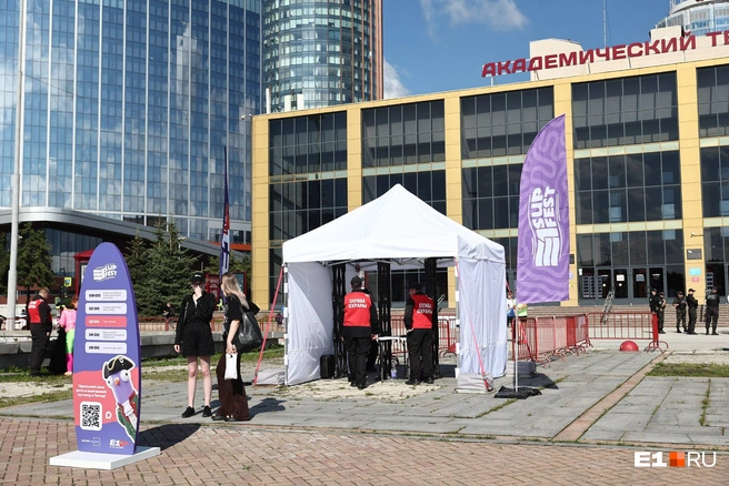 Чтобы попасть в стартовый городок, нужно пройти через рамки и службу безопасности | Источник: Александр Ощепков / E1.RU